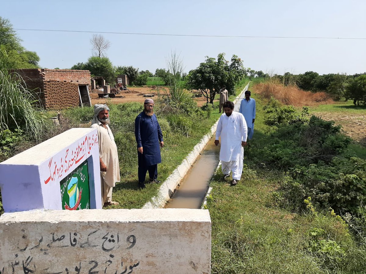 ofwmpunjab's tweet photo. ڈائریکٹر واٹر مینجمنٹ سرگودھا، افتخار چغتائی صاحب نے وزیرِ اعظم زرعی ایمرجنسی پروگرام (قومی پروگرام برائے اصلاحِ کھالاجات) کے تحت پختہ کیے جانے والے کھالاجات کا دورہ کیا اور کاشتکاروں کو بہترین خدمات فراہم کرنے پر اصلاح آبپاشی کی ٹیم کو سراہا۔ 
#NPIW-II
#OFWM https://t.co/etZpBV60rh