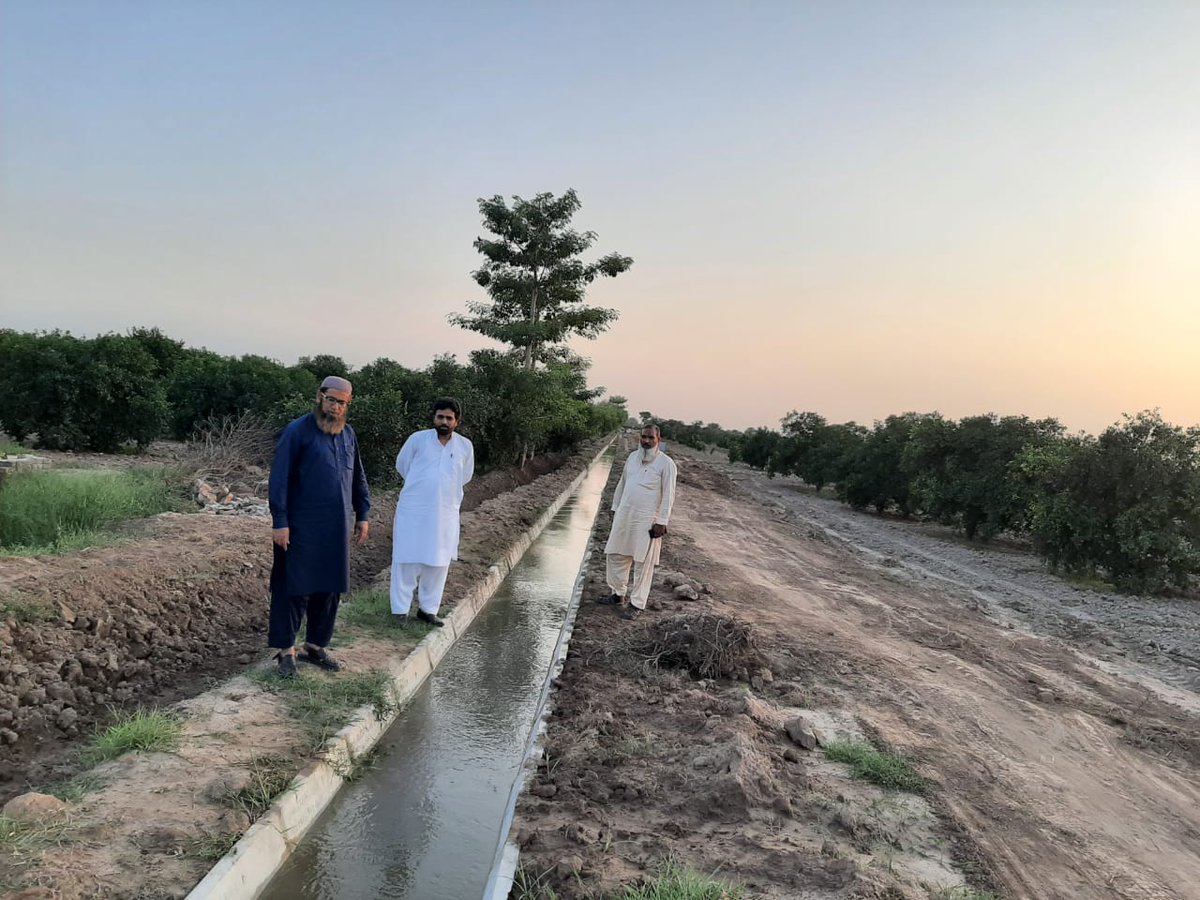 ofwmpunjab's tweet photo. ڈائریکٹر واٹر مینجمنٹ سرگودھا، افتخار چغتائی صاحب نے وزیرِ اعظم زرعی ایمرجنسی پروگرام (قومی پروگرام برائے اصلاحِ کھالاجات) کے تحت پختہ کیے جانے والے کھالاجات کا دورہ کیا اور کاشتکاروں کو بہترین خدمات فراہم کرنے پر اصلاح آبپاشی کی ٹیم کو سراہا۔ 
#NPIW-II
#OFWM https://t.co/etZpBV60rh