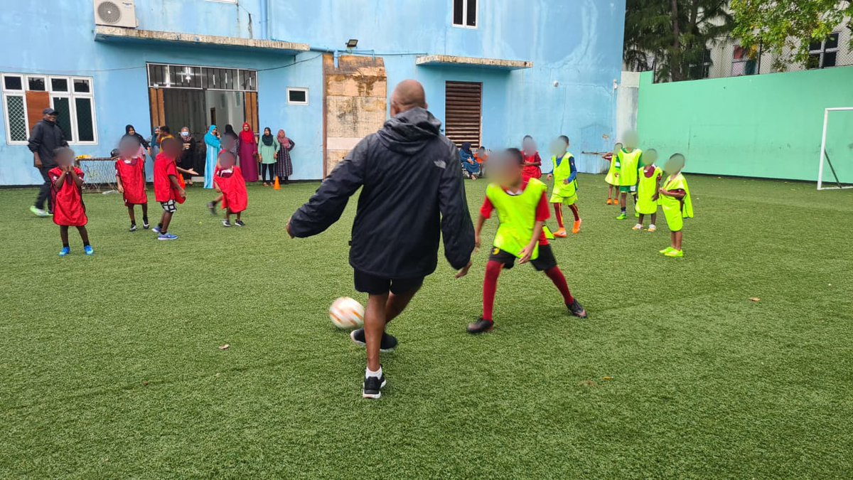 SFdevelopmentMV's tweet photo. މޯލްޑިވްސް ސްޕޯޓްސް ކޯޕަރޭޝަންއާއި ހޭންޑް ބޯލް އެސޯސިއޭޝަން އޮފް ދަ މޯލްޑިވްސްގެ އެހީތެރިކަމާއެކު ހިންގާ ސްޕޯޓްސް ޕްރޮގްރާމެއް 27 ސެޕްޓެމްބަރުގައި ފިޔަވަތީގައި ލޯންޗުކޮށްފިއެވެ. https://t.co/JkUOrRcviC