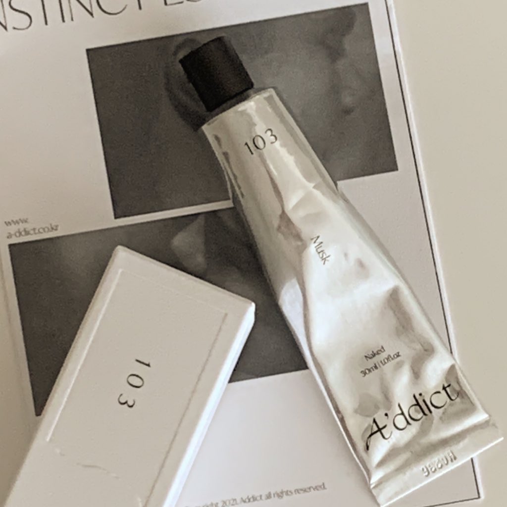 𝘢𝘪𝘬𝘢 Addict Japan11 様の 𝖠𝖽𝖽𝗂𝖼𝗍 𝖭𝖺𝗄𝖾𝖽 𝗆𝗎𝗌𝗄 𝟣𝟢𝟥 ハンドクリームタイプの練り香水 髪にも付けられるので オイル代わりにつけるとふわっと甘い香りがして良い Addict エイディクト Gifted ソリッドパフューム