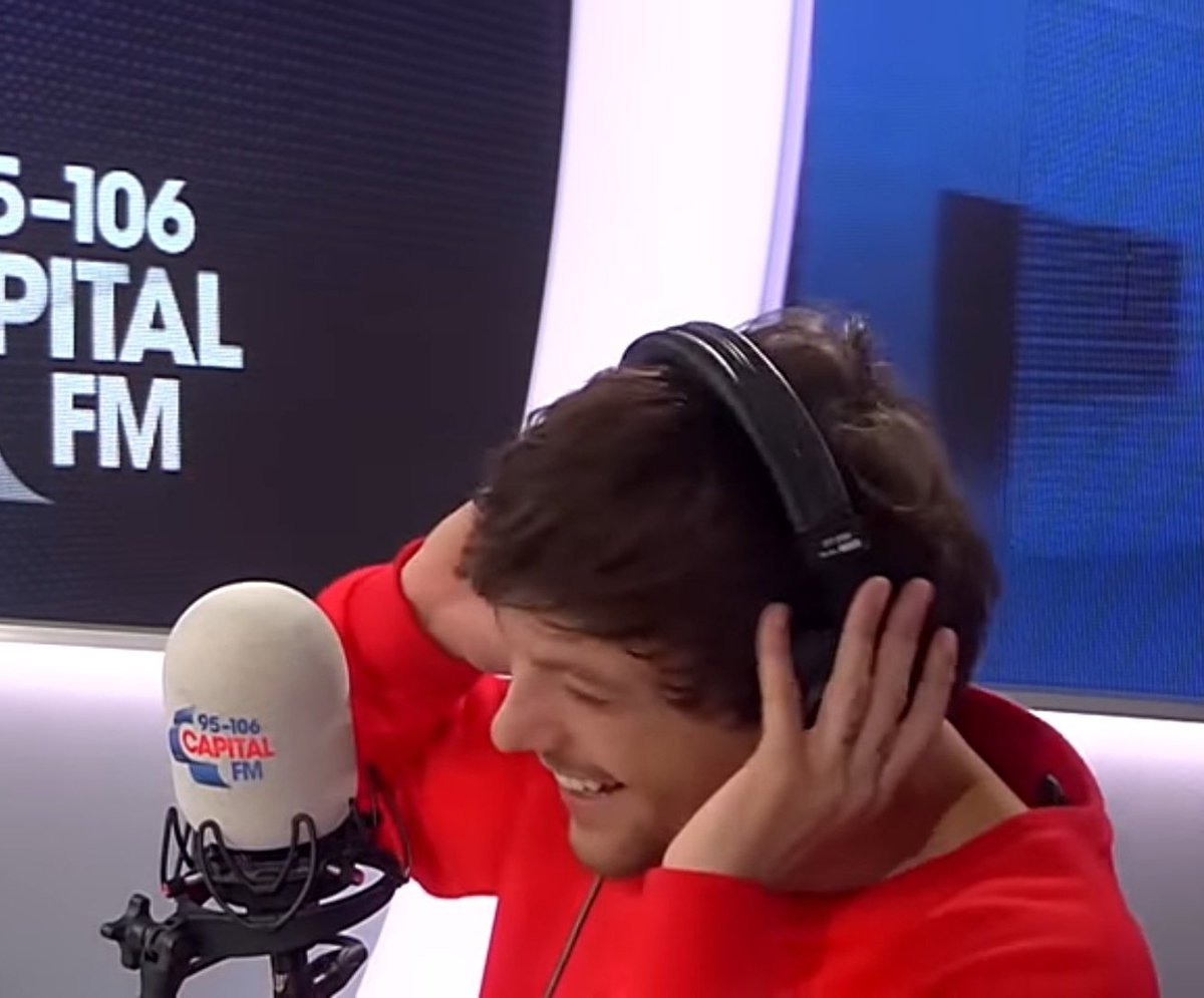 1D_ARCHIVES's tweet photo. the way louis and harry react with a smile when they hear each other's name. this is so damn cute. 
#Larryversary #LarryStylinson #Larry https://t.co/gihsYGz5i3