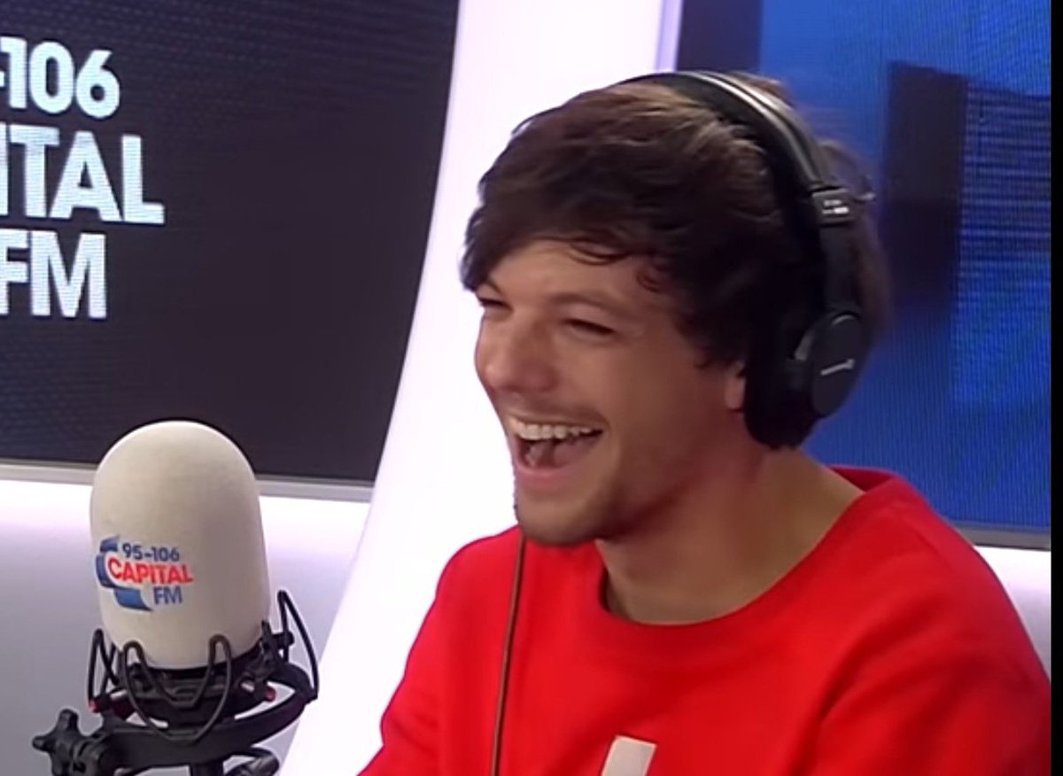 1D_ARCHIVES's tweet photo. the way louis and harry react with a smile when they hear each other's name. this is so damn cute. 
#Larryversary #LarryStylinson #Larry https://t.co/gihsYGz5i3