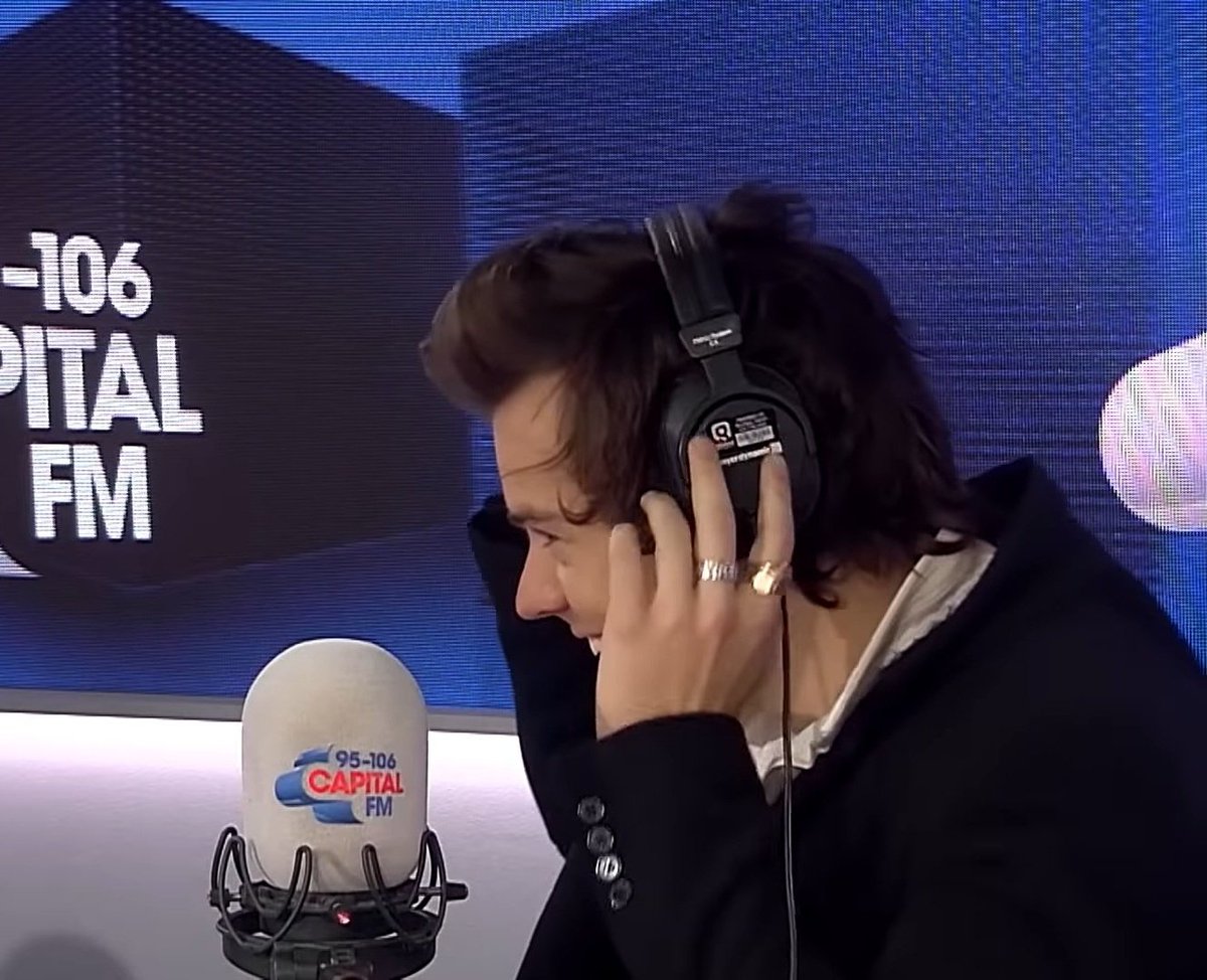 1D_ARCHIVES's tweet photo. the way louis and harry react with a smile when they hear each other's name. this is so damn cute. 
#Larryversary #LarryStylinson #Larry https://t.co/gihsYGz5i3