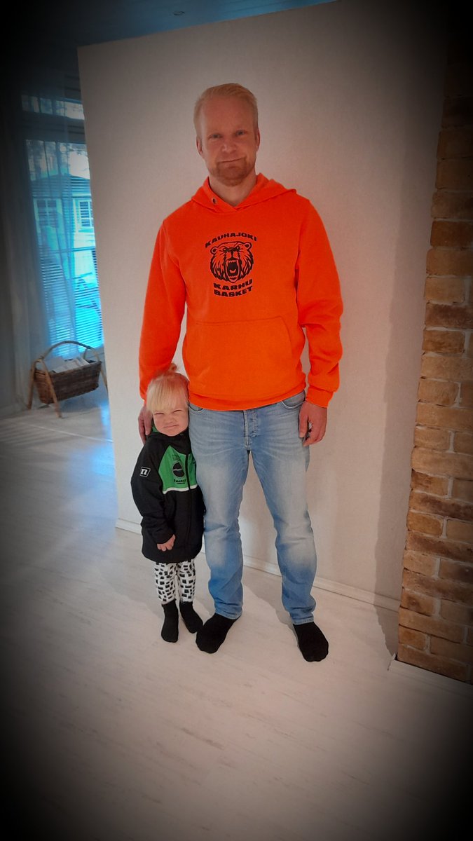 Urheiluseurat ovat äärimmäisen tärkeitä yhteisöllisyyden mahdollistajia🧡. #seurapaitapäivä  #karhubasket #karhubasketjuniors #kauhajoenkarhu