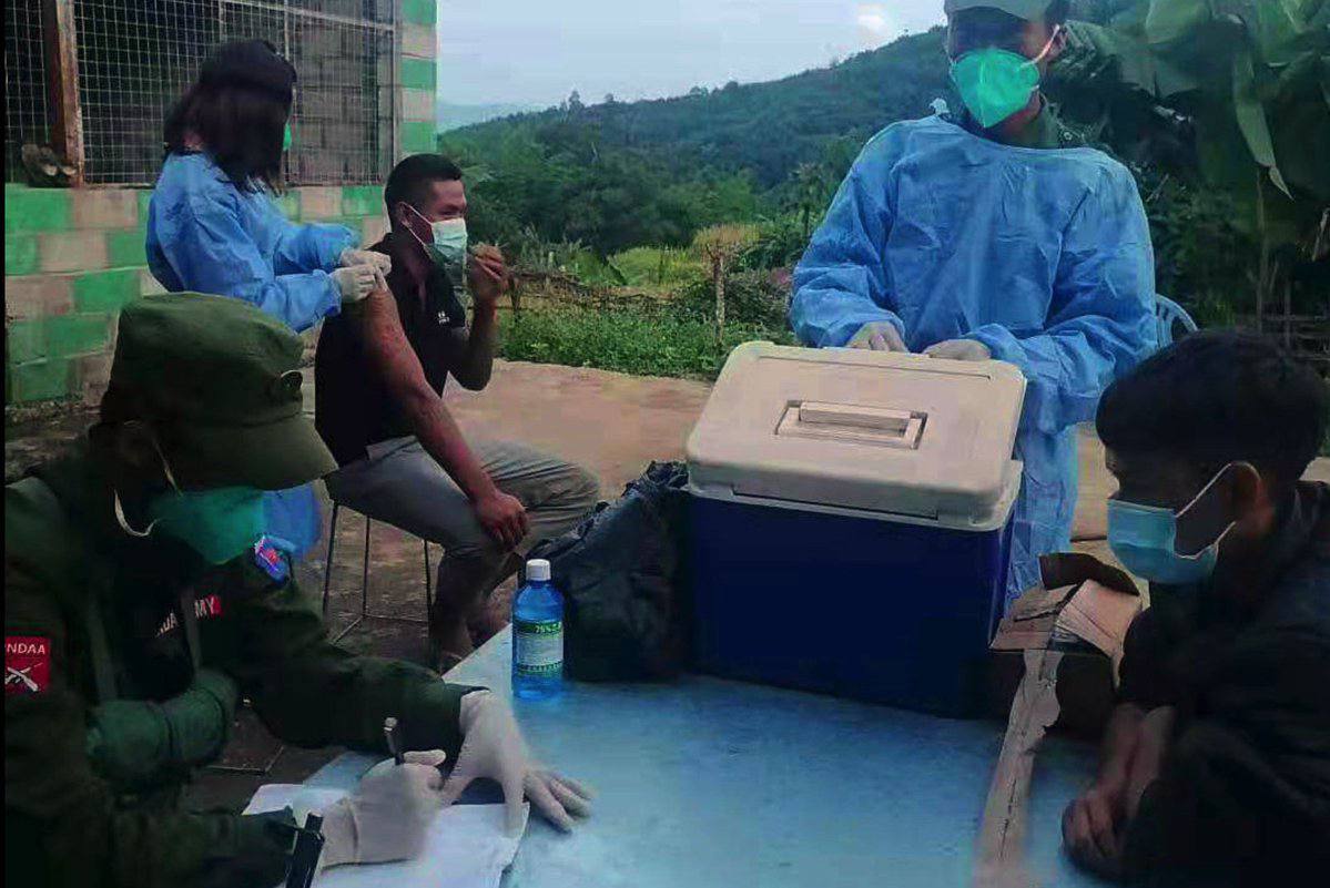 MNDAA medics provide covid vaccines to villagers in Monekoe, Northern Shan State,where heavy clashes broke out since Aug. MNDAA have vaccinated 791 people this round. They are one of the EAOs in NSS providing vaccines. #Sep28Coup   #WhatsHappeningInMyanmar