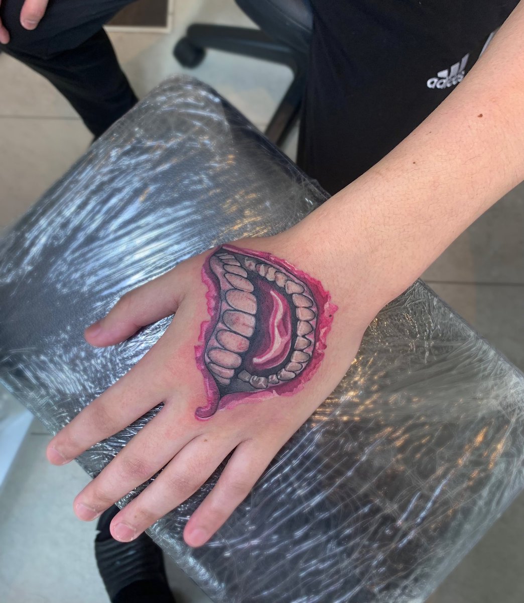 Arrudemo على تويتر 手の甲にジョーカーの口を彫らせて頂きました ありがとうございました タトゥースタジオ タトゥー好きな人と繋がりたい タトゥー女子 タトゥー男子 女性彫師 Tattoo Arrudemo