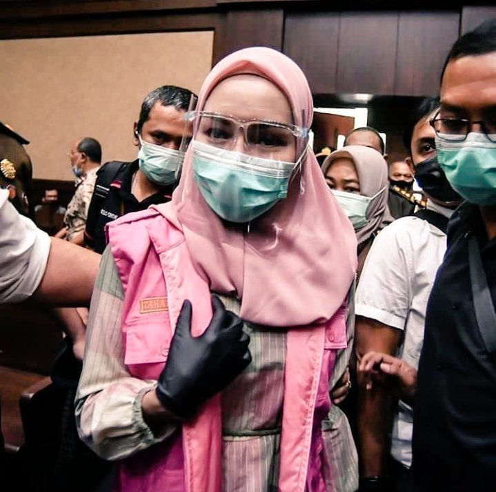 GusDark4's tweet photo. @Fahrihamzah @jokowi @KejaksaanRI Wajah yg di ingat Rakyat adalah Wajah Pinangki, Jaksa cantik, muda, berbahaya dan dihukum ringan. π€‘π #SaveKoruptor https://t.co/oFMtf9UAiZ
