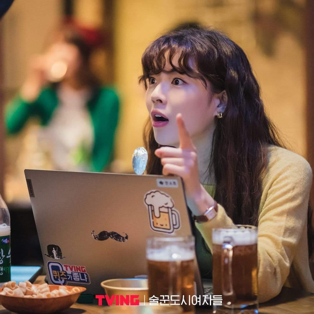 DiarioDeDoramas's tweet photo. Tres mujeres que se juntan después del trabajo para beber y siempre acompañadas por un hombre, #WorkLater aunque conociso con varios títulos más...
#LeeSunBin #HanSunHwa #JungEunJi #ChoiSiwon https://t.co/5H4pje99cc