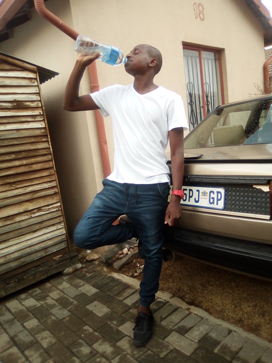bekiswayo1's tweet photo. “Some hustle for respect. Some hustle for love. Others hustle for truth. We all hustle to survive.” #tuesdaymotivations #NiceLifeProblems 😎 https://t.co/Xb1092Gpfl