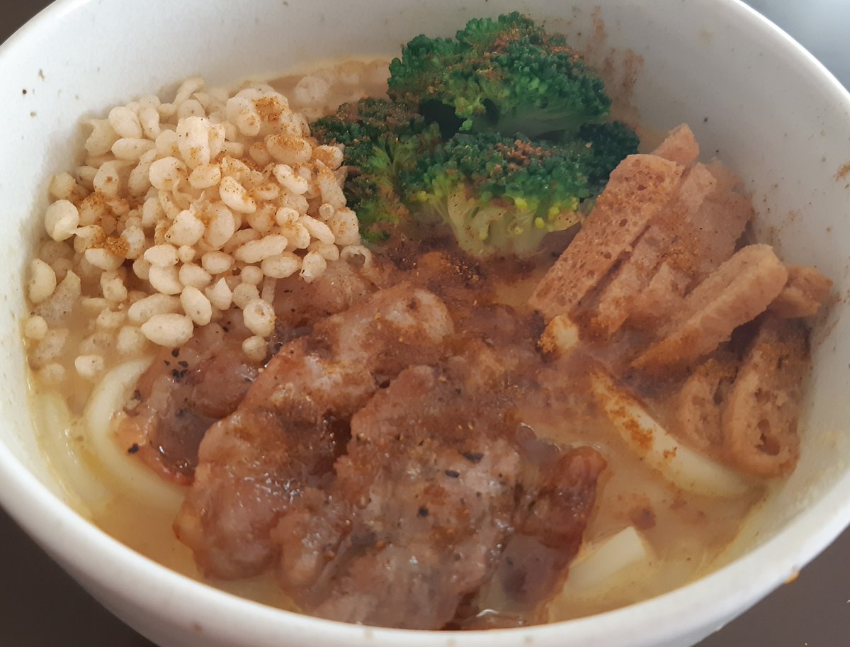 カレーうどんの美味しい季節になってきましたね。

カリカリに焼いた豚バラ肉の香ばしい風味、揚げ玉と刻み揚げのコクに、ちょっと固め食感のブロッコリーのさっぱりな味わいでバランス良さそうですね。

カレーと言えば今日、カレーやのマハヴィルと愉快な行き違い（文字数

* 