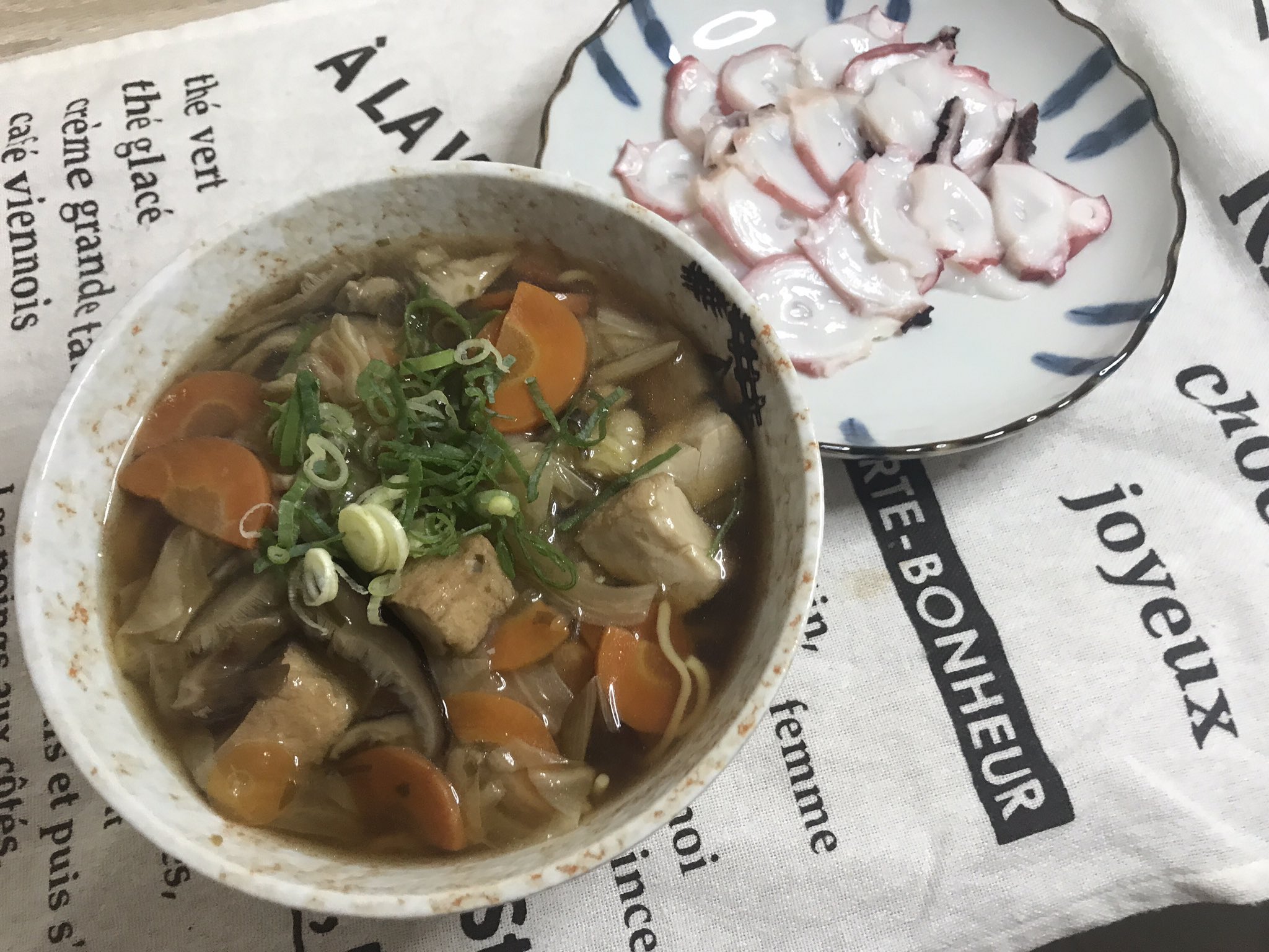 紅茶でんでんはダイエット中 昼のダイエット飯は餡掛けラーメンと水タコのお刺身 糖質ゼロカロリー麺とベジタリアン中華丼の時の野菜餡を使ってたったのら184kcal タコのお刺身は100kcalくらい 合計で284kcal ダイエット飯 ダイエット垢さんと