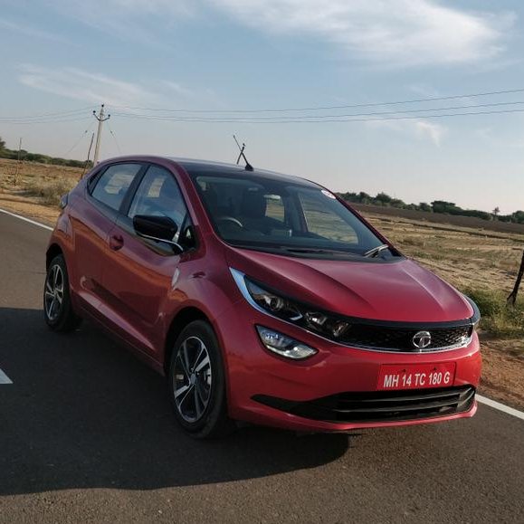 sidpatankar's tweet photo. The 100,000th Tata #Altroz #premiumhatchback has rolled off the shop floor in Pune. Congrats @TataMotors! SVP https://t.co/KZ60l2aSxF