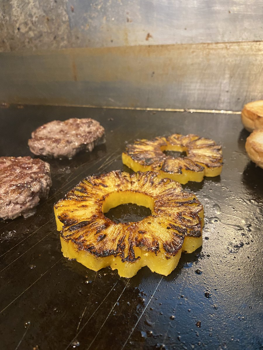 SUNDAY_j_n's tweet photo. 焼けたパイナップルは甘いのよ〜🍍 https://t.co/ao02iFRZai