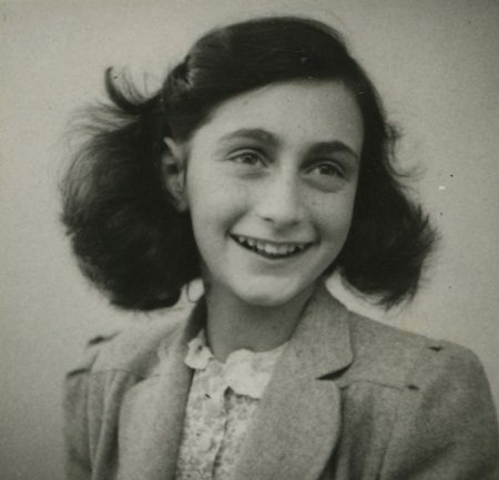 huygens_knaw's tweet photo. Dankzij onderzoek @HuygensING en @annefrankhouse geeft online editie https://t.co/V6GUA5iRcB een fascinerend beeld vd manier waarop Anne Frank haar teksten heeft geschreven en herschreven. Vanwege copyright niet online in NL, maar bv wel in Belgie! Check: https://t.co/wKkLceAiYC https://t.co/iOtY9Tif5I