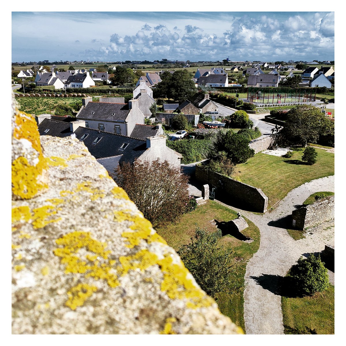 LovePloudal's tweet photo. Pour profiter pleinement de la vue du haut du clocher mieux vaut ne pas avoir le vertige
#vertige #vertigo #vuemer #vueduciel #sightseeing #paysages #paysagephotography #hauteur #high #cielbleu💙 #ciel #bretagnelovers #bretagne #lampaulploudalmezeauau #clochers https://t.co/gBTgC37ZQo