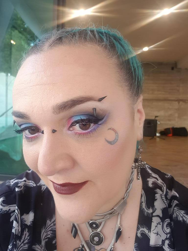 Os observo cabrones!!
A mis pies. 
👇👇