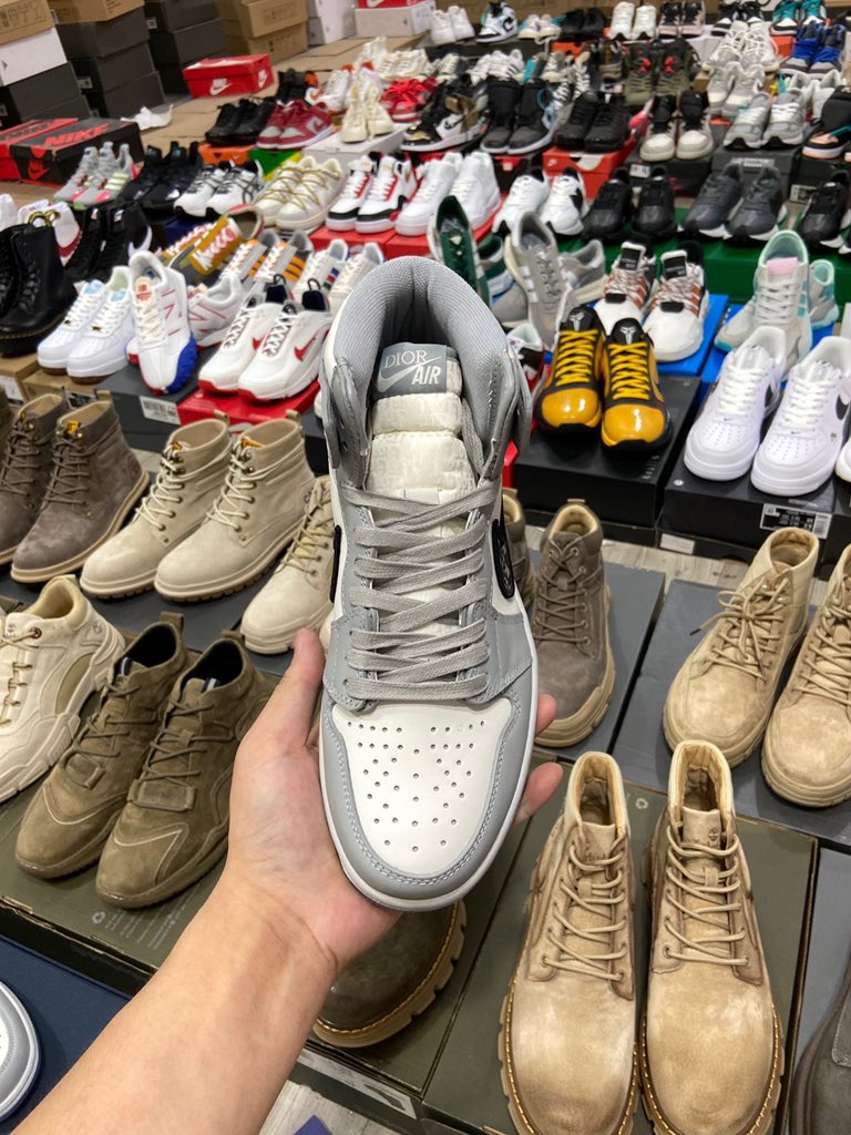 DIDI_STUDIO1's tweet photo. Dior x Air Jordan 1 High OG"Grey"尺码：36 36.5 37.5 38 38.5 39 40 40.5 41 42 42.5 43 44 44.5 45 46 47 47.5
#32503154393008

＃Jordan
#jordan1 #Nike #NIKESB #Sneakers 
#shoes #Nikeairforce1 #airnike #streetfashion #shoes https://t.co/f43DKJ9jpN