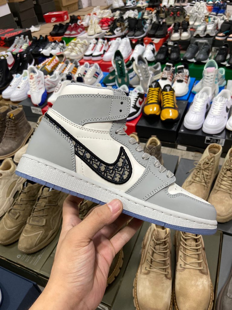 DIDI_STUDIO1's tweet photo. Dior x Air Jordan 1 High OG"Grey"尺码：36 36.5 37.5 38 38.5 39 40 40.5 41 42 42.5 43 44 44.5 45 46 47 47.5
#32503154393008

＃Jordan
#jordan1 #Nike #NIKESB #Sneakers 
#shoes #Nikeairforce1 #airnike #streetfashion #shoes https://t.co/f43DKJ9jpN