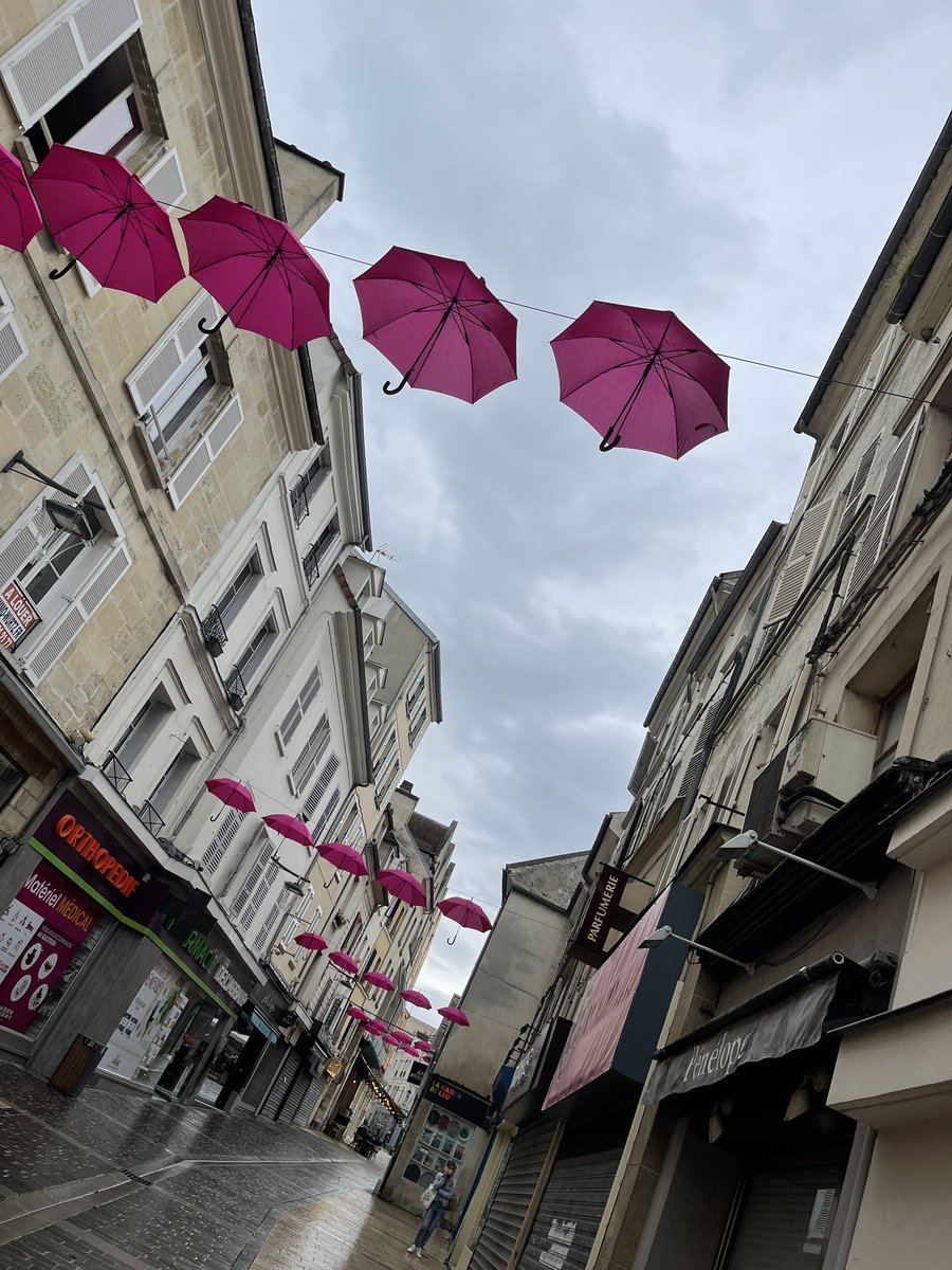 lagnycommerces's tweet photo. On en parle du cancer du sein? 
Le dépistage passage nécessaire à la protection , les parapluies, c’est pour la pluie ! 
Cette année nous ferons des dons à l’institut Gustave Roussy ! https://t.co/89IMjnR0yN