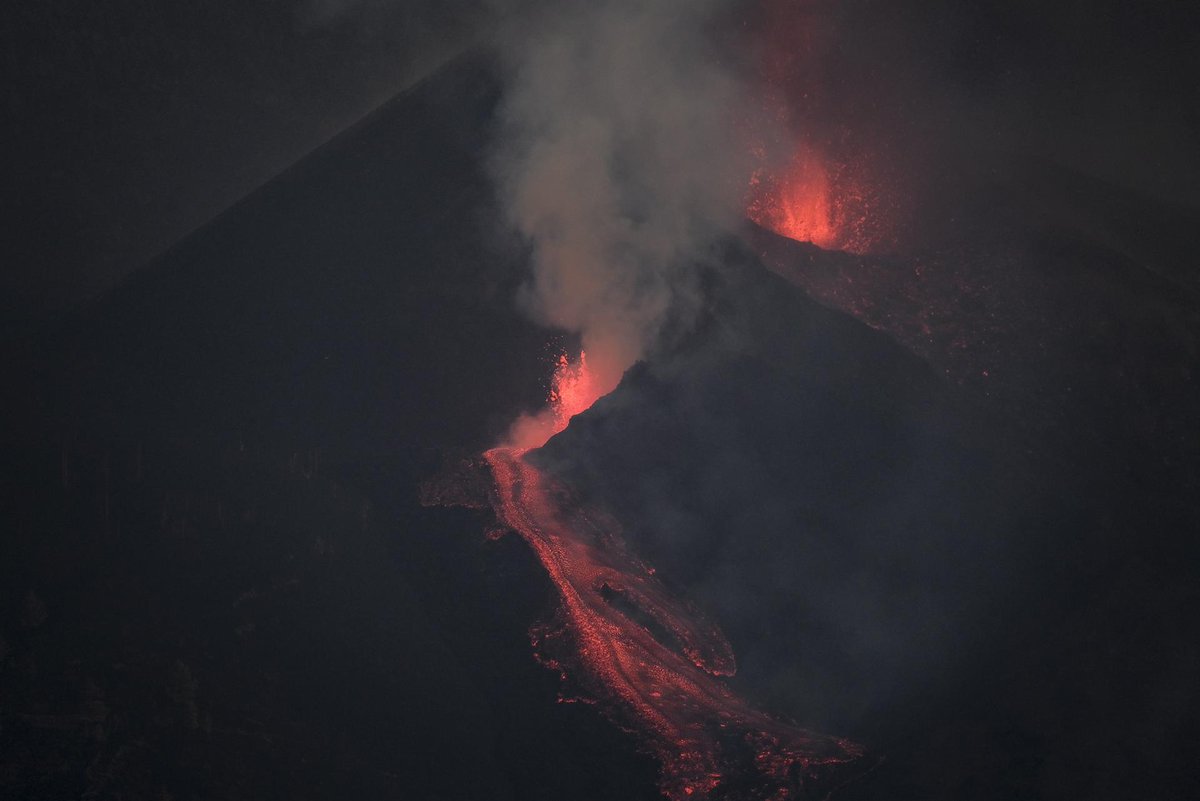EFEverde's tweet photo. El #volcán de #LaPalma ha entrado en una nueva fase en la que vuelve a generar fuertes explosiones y ha formado una gran colada de #lava que desciende desde su cono principal tras una jornada en la que pareció detenerse de forma súbita durante horas.
https://t.co/c3RXyyRyMO https://t.co/bbD2wJO4hM