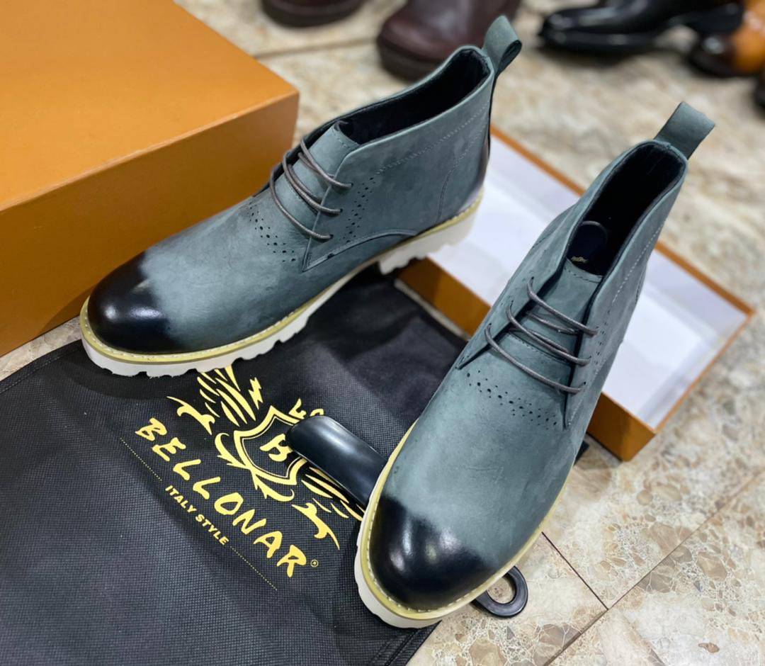 LoneChildMJB's tweet photo. Kindly support my hustle @LonezCollection is back with all your favorite sneakers 👟 for both sexes. Gentle and more designer shoes. https://t.co/fqIB2dI9NE