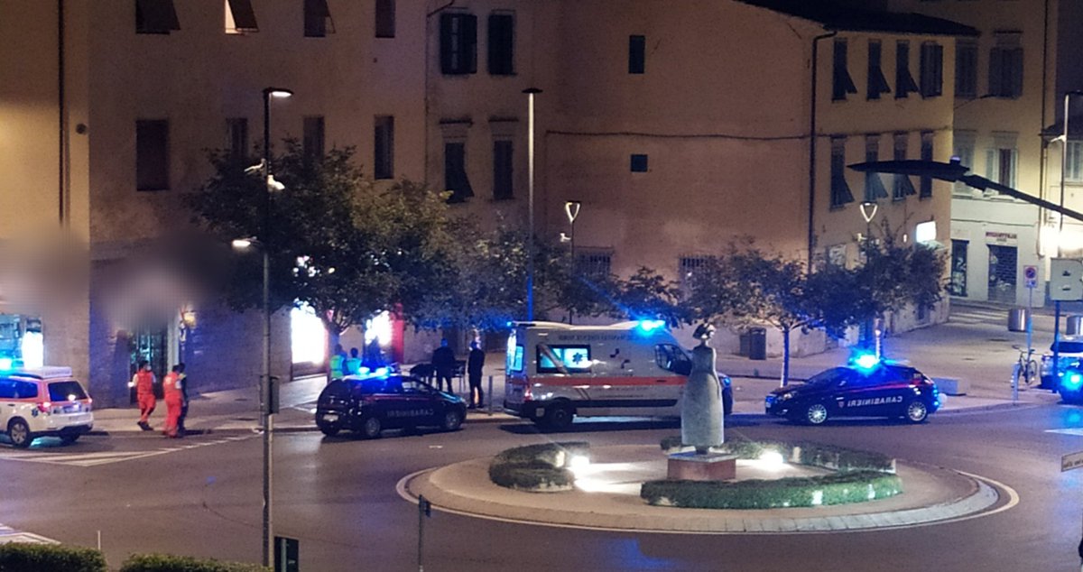 SanJacopino's tweet photo. Intervento  #carabinieri  #firenzesoccorso  #automedica 
#ubriachezzamolesta  
#sanjacopino #uomospogliato 
#sicurezza @QuesturaFirenze @comunefi https://t.co/bsoBP9EsFZ