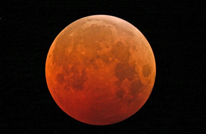 mariobianchi18's tweet photo. Il #28settembre 2015 in Europa avviene l’ultima eclissi lunare della #tetrade (serie di eclissi caratterizzata dalla luna rossa). Per coincidenza astronomica cade nel perigeo lunare, il punto più vicino alla Terra del nostro satellite, tanto che si parla di eclissi di Superluna. https://t.co/pvpo8seEoF