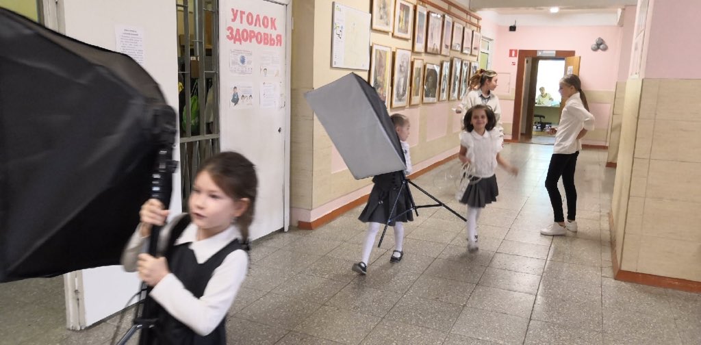 Вчера, 27 сентября, в нашей #МБУШкола88 прошли съемки игрового фильма "Награда". В проекте приняли участие ребята 1 "В" класса и их классный руководитель Руфина Рафаэльевна Смирнова. О чем фильм? - Скоро узнаете. Но подсказка будет! 
Близился День Учителя...
#ТЕРРИТОРИЯ88