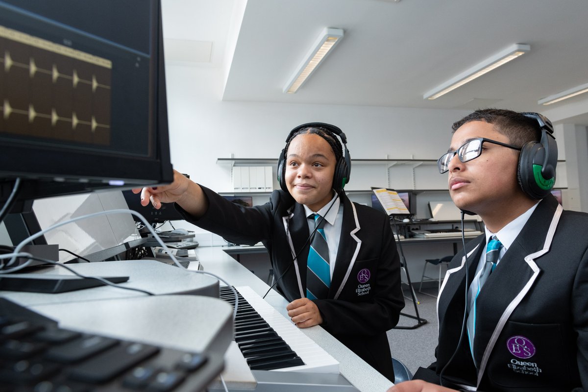QESLuton's tweet photo. Our students and staff are excited for our open evening tonight. We are looking forward to meeting prospective families from 5:00pm! Headteacher's speeches are at 5:15pm, 6:00pm and 7:00pm. #QESLife #OpenEvents2021 https://t.co/0e6YJh9EHX