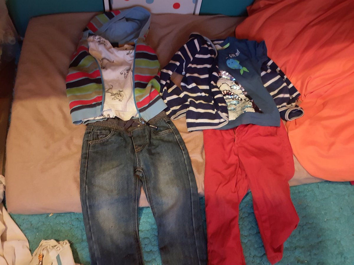 krumelmama's tweet photo. #wwkw
Die heutige Auswahl:
Links: bunte Ringeljacke, dunkelblaue Jeans, weißes T-Shirt mit Eidechsen. Die sind auch weiß, werden in der Sonne aber blau.
Rechts: dunkelblaue Jacke mit weißen Streifen, rote Jeans, T-Shirt in blau mit Pailletten-Hai https://t.co/FsFMzny8YL