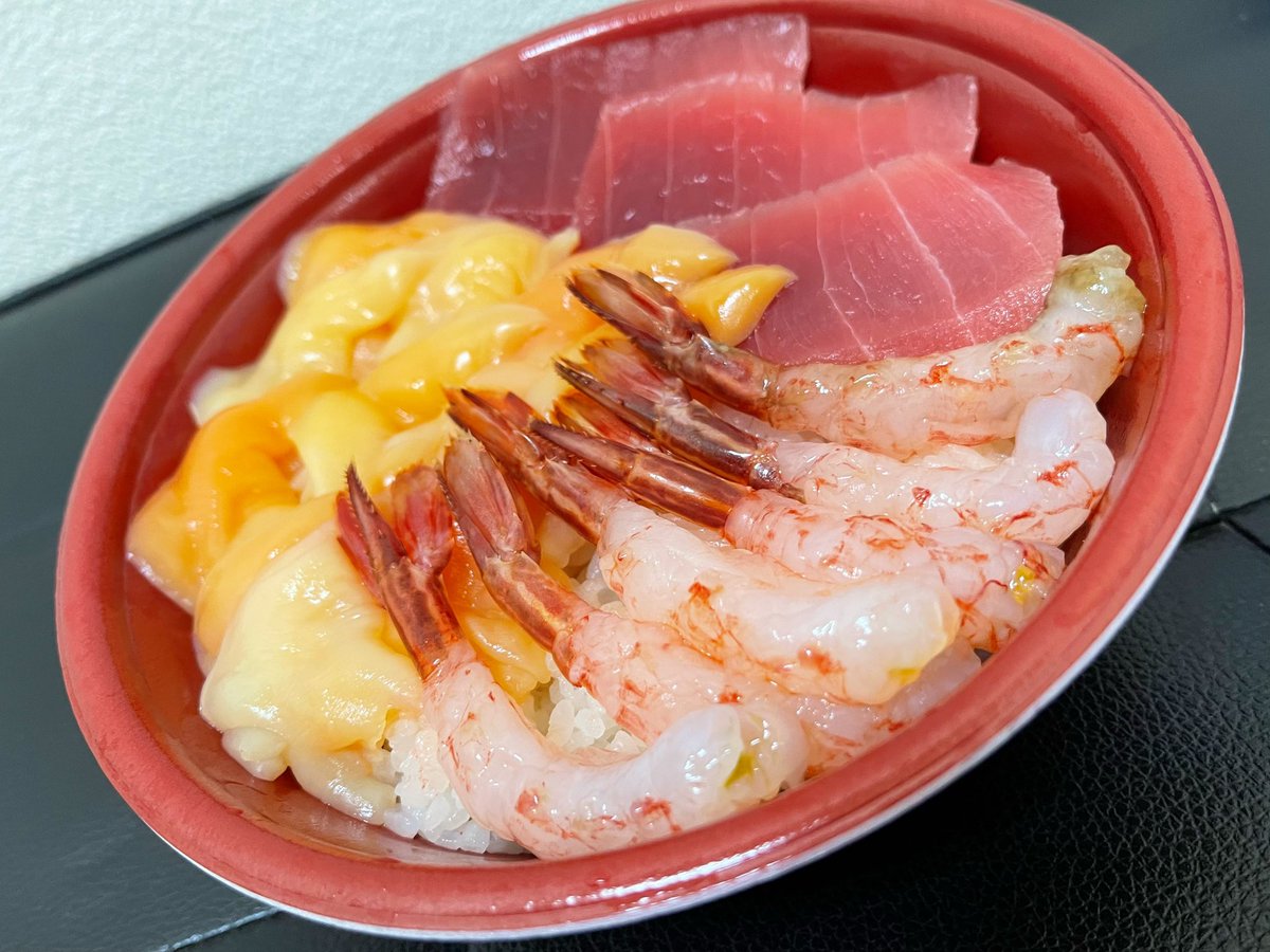 xx8isi's tweet photo. 昼は魚敏の1000円おまかせ丼🍚
さすが魚屋さんといった感じの鮮度の良さ😆 https://t.co/YW75hWGzdR