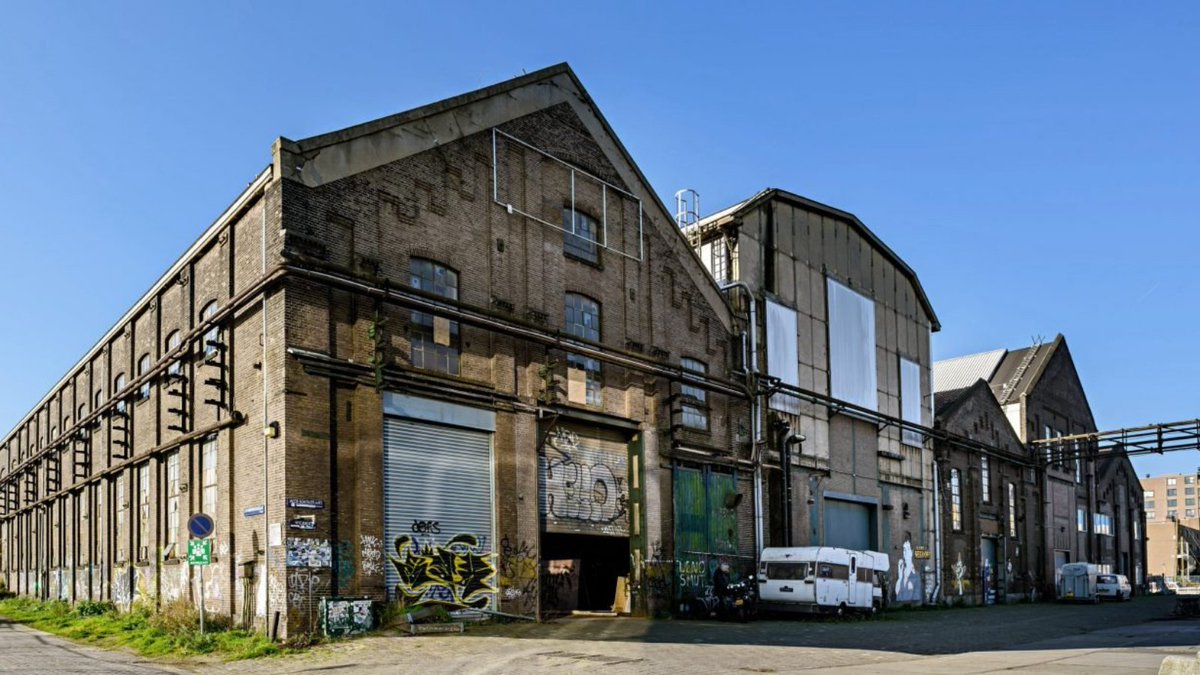 Met #liefde, langjarig #vakmanschap en de modernste #composietmaterialen, werken wij nu aan de #renovatie van de #iconische #VanGendthallen in #Amsterdam! Volg ons voor updates en resultaten! <a href="/BraaksmaRoos/">Braaksma & Roos</a> @bouwteamvgh 

📸: Arjen Veldt via Braaksma &amp; Roos Architectenbureau