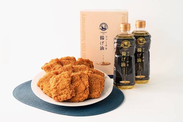 livedoornews's tweet photo. 1000RT：【揚げたて】「おうちでファミチキセット」登場！油とチキンがセットに
https://t.co/06ArylwSE2

ファミチキ15周年を記念したもので、ファミチキ揚げ油2本と冷凍ファミチキ10個、お買いものパンダのレジャーシートがセットになっている。楽天市場内の特設ページにて数量限定で販売中。 https://t.co/L2pstLRCEN