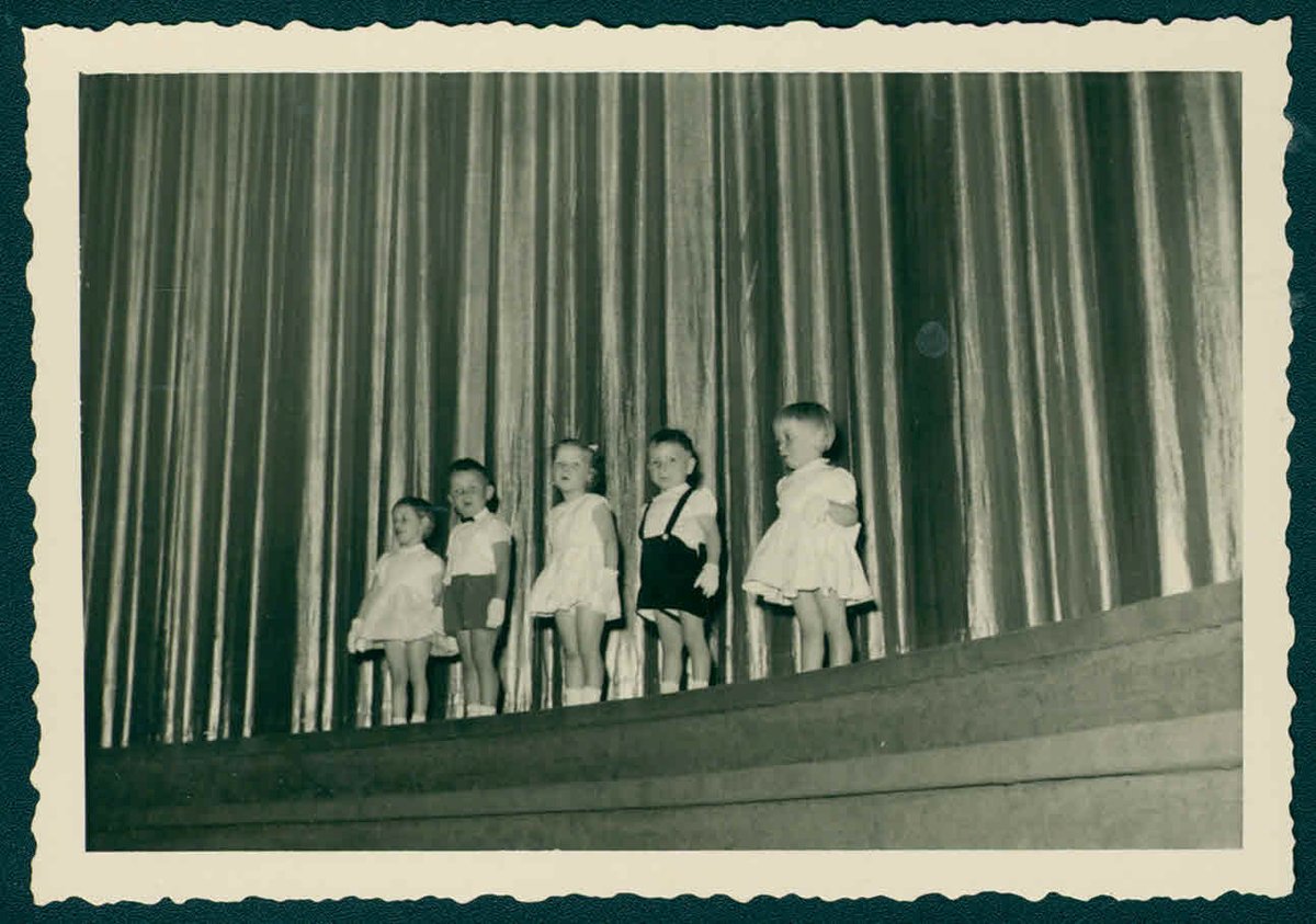 Optreden kleuters #klein duimpje ter gelegenheid van de prijsuitdeling 't Fröbeltje #Brugge, schooljaar 1958-1959 #collectievissen