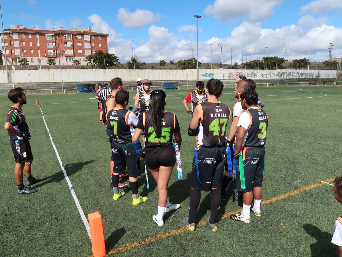 Vva_BlackStorks's tweet photo. 💪 Brenda y #David88 dirigieron el ataque donde se rotaron habitualmente #JuanG3, #Dani90, Álvaro y #Alonso7, declarado 🏅 MVP de nuestro equipo en el torneo. Se llevó como premio unas flags personalizadas. https://t.co/D0eln5s13U