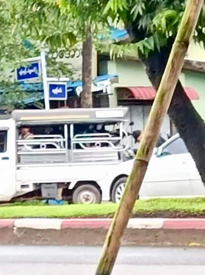 Junta soldiers chased and shot at 3 motorcyclists who bolted away from them in terror in Hlegu tsp. 2 were abducted, 1 and other 1 pedestrian got injured.

#WhatsHappeningInMyanmar #Sep28Coup #Chevron_StopSponsoringSAC pic.x.com/W4rMhApxNH