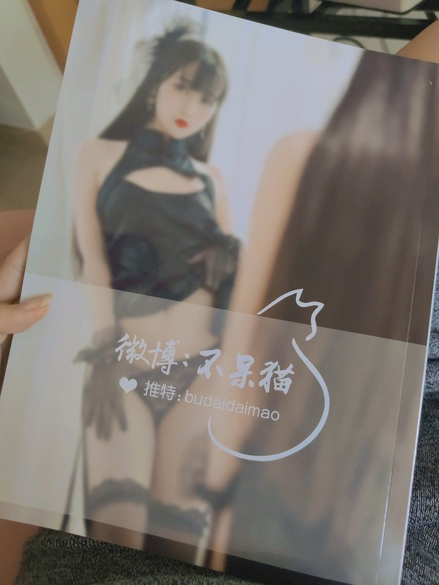 实体写真本最后只剩下四本了感兴趣私信购买，内含48张，收录四套服装，170一本 https://t.co/CptdP0suiv