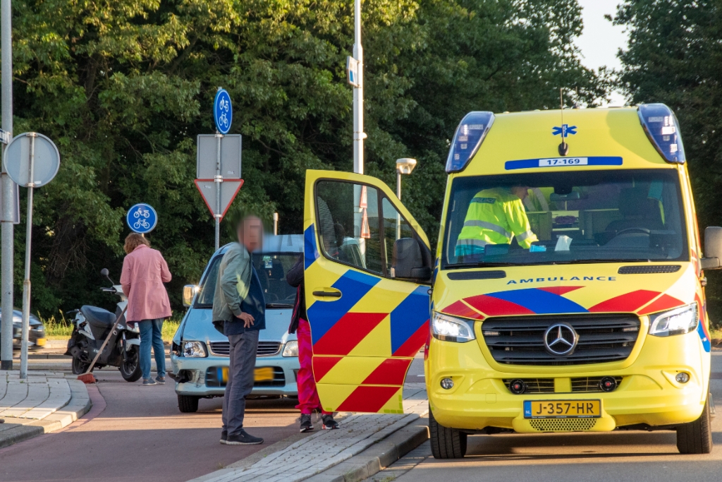 Schiedam - Aanrijding tussen auto en scooter: ?