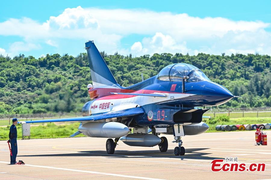 Defence_IDA's tweet photo. Seven fighter jets of the Bayi Aerobatics Team of the Chinese People's Liberation Army Air Force arrive at Zhuhai International Airshow Center in the southern Chinese city of Zhuhai.
#J10A #Zhuhai2021 #ZhuhaiAirShow https://t.co/Qo421Fw7bD