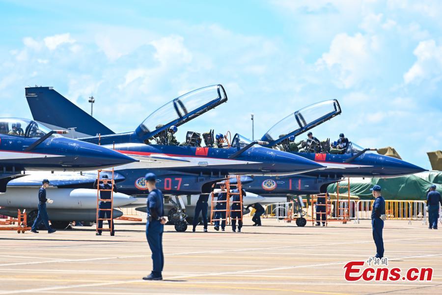 Defence_IDA's tweet photo. Seven fighter jets of the Bayi Aerobatics Team of the Chinese People's Liberation Army Air Force arrive at Zhuhai International Airshow Center in the southern Chinese city of Zhuhai.
#J10A #Zhuhai2021 #ZhuhaiAirShow https://t.co/Qo421Fw7bD