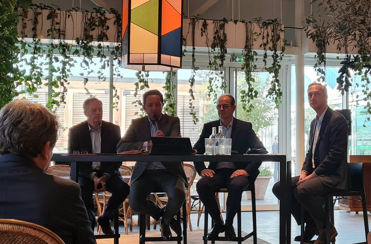 Conférence de presse <a href="/MondialBatiment/">Mondial du Batiment</a> en présence d'<a href="/OSalleron/">Olivier Salleron</a>, président de la <a href="/FFBatiment/">FFB</a>, et de <a href="/reponcapeb/">Jean-Christophe Repon</a> venu annoncer le retour de la <a href="/capeb_fr/">La CAPEB</a> sur <a href="/Batimat/">BATIMAT</a>. Rappel : le salon aura lieu du 3 au 6 octobre 2022. On vous en dit plus très vite sur <a href="/EffyGroupe/">Effy</a>