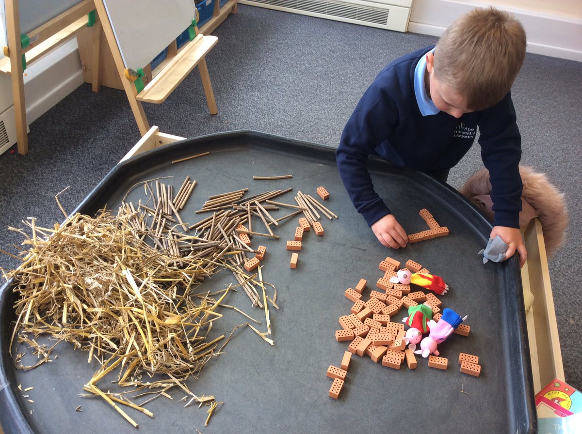 IPMATGawthorpe's tweet photo. Using our story language to re-tell the story of The Three Little Pigs #GCAnursery #GCAliteracy https://t.co/10zPzkONuS