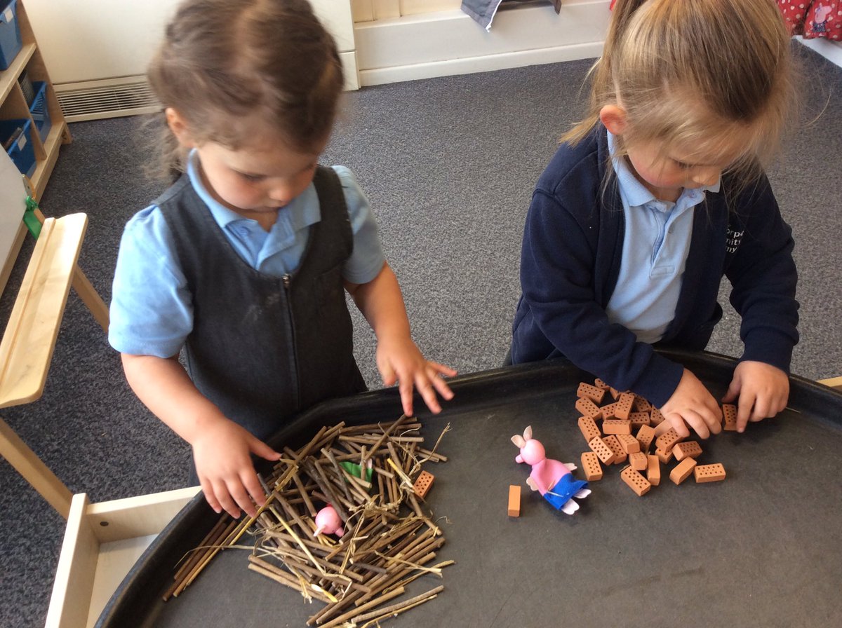 IPMATGawthorpe's tweet photo. Using our story language to re-tell the story of The Three Little Pigs #GCAnursery #GCAliteracy https://t.co/10zPzkONuS