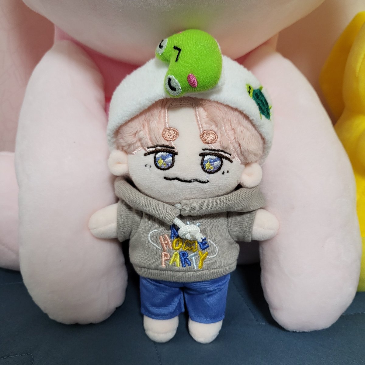 Mon_x_x_'s tweet photo. 세상에.. 진짜 너무 귀여워서 기절..ㅠ
자수 색이랑 헤어컬러도 넘 예쁘구 후드도 넘 귀욥ㅠㅠ
인형 첨 사보는건데 대만족이에여ㅠㅠ

@chaerryML https://t.co/z8uSOouNia