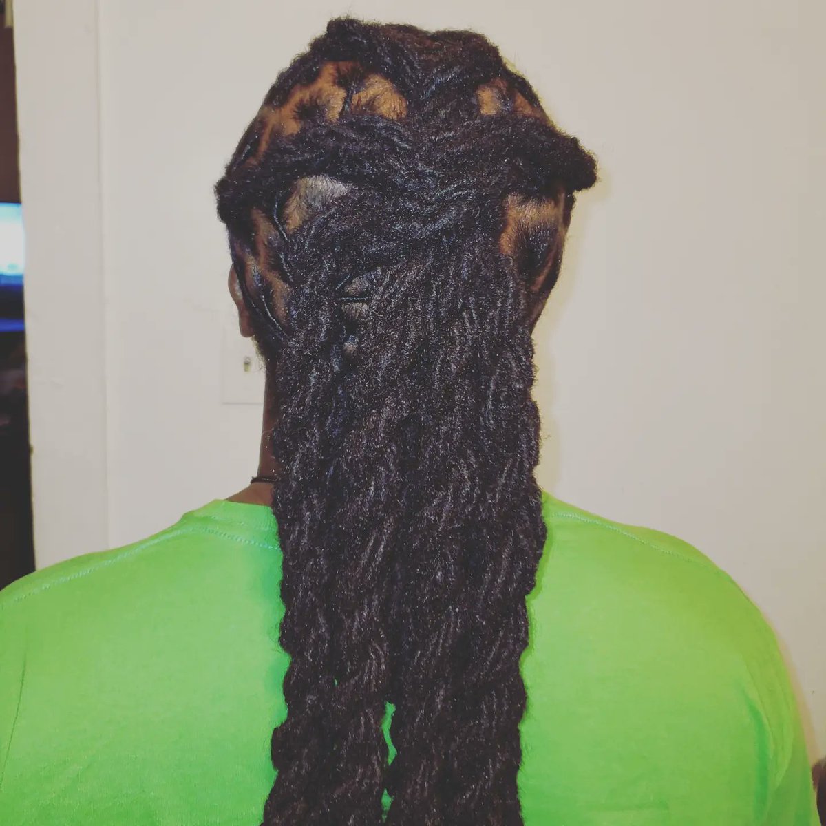 KimsueHairArt's tweet photo. Greetings Healthy Hair Family...
Men who care for themselves really care about their families 💚💚💚
Whose Hands Are In Your Crown ⁉️
https://t.co/EVrcIr0coP
#menlocstyles #menwithlocs #menstylesguide #dsf #Communitystylist #support #itsalifestyle #HealthyHairDoc #hairmaster https://t.co/euAeLotQ4H