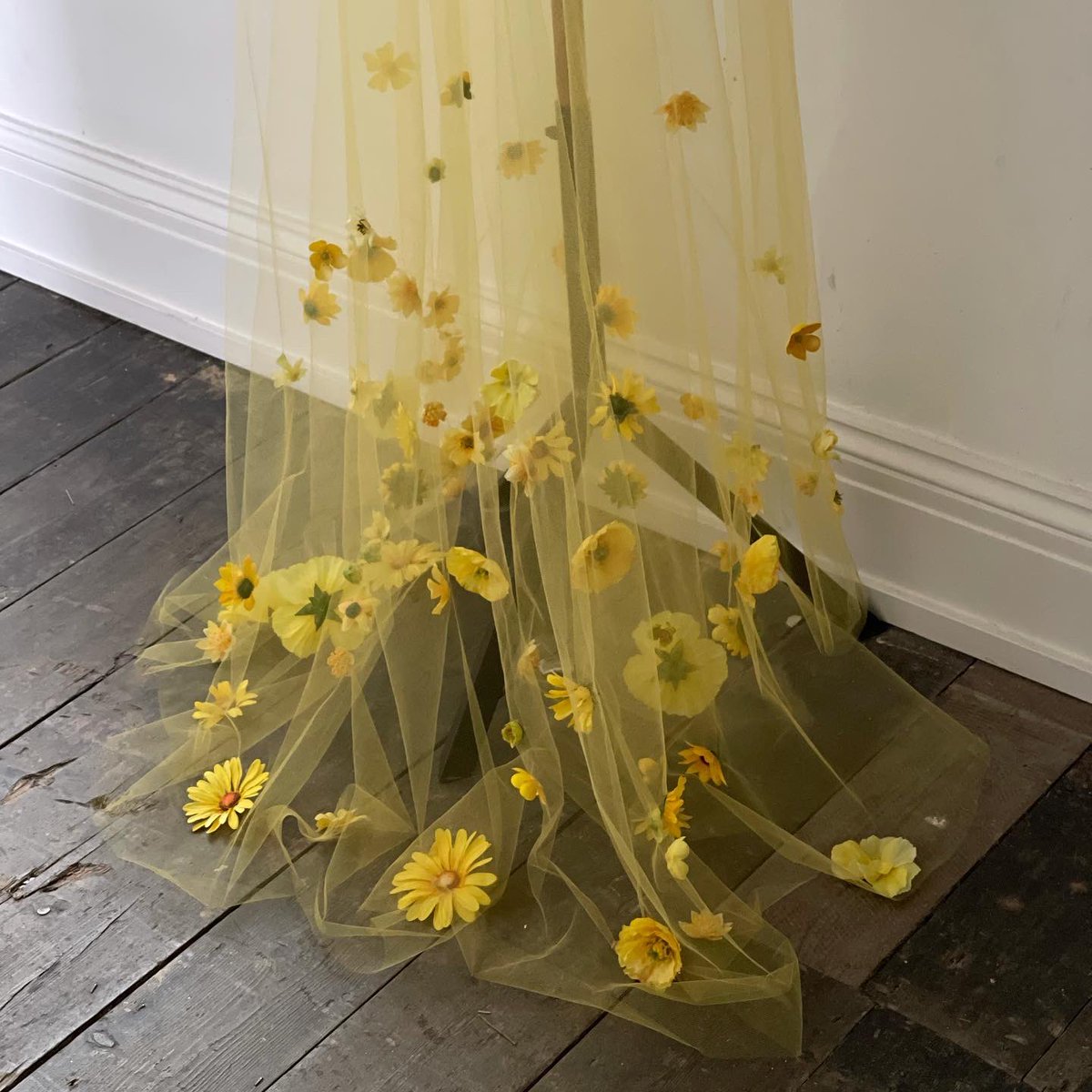 sashandveil's tweet photo. Another shot of Bella’s #weddingcape
#yellowveil #yellowcape #ChelseaFlowerShow #uniquebride #weddingtrends #weddingtrends2022 #bespokeveil #capeveil #veilcape #flowerveil #petalveil https://t.co/VIEdK3tMRo