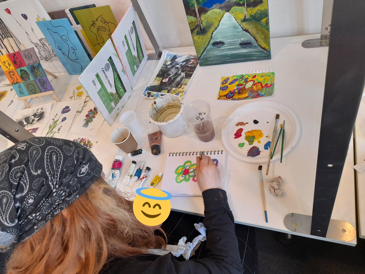 BaronsProject's tweet photo. #Art group #today! Get your #paints and #paper out! #Creativity flowing through the building! 

#artgroups #art #artist #creation #create #baronscourtproject #project #homeless #mentalhealth https://t.co/yg8LTZ81FH