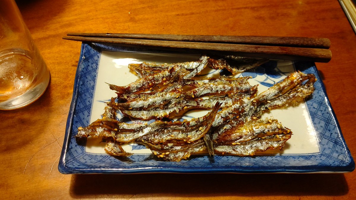 awabi321's tweet photo. 晩ごはん
焼きおにぎりに冷奴に納豆をのせて
ウズラ��燻製がなぜか1個🤔
後にイワシのみりん干し
網で焼いて
トロロ昆布 しょう油と味の素でお吸い物
ビール🍺に焼酎で👍
ごちそう様です😋 https://t.co/wu2iL1nrrL
