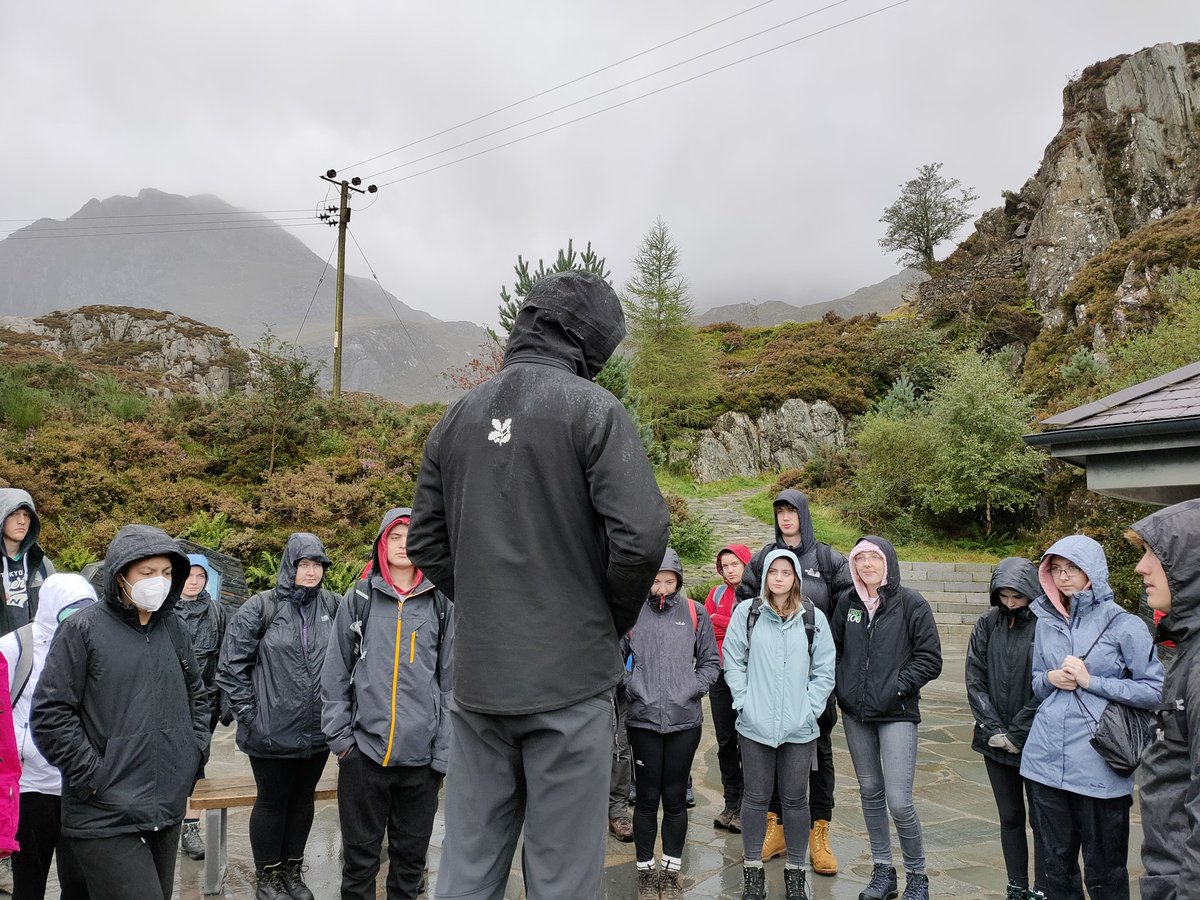 Good to see our new 1st year students @BangorUni are a curious, engaged and resilient bunch: bit of Welsh weather doesn't put them off! Fantastic conservation & environmental management field trip to @Cwm_Idwal this morning. pic.x.com/cwmhuqfiyv