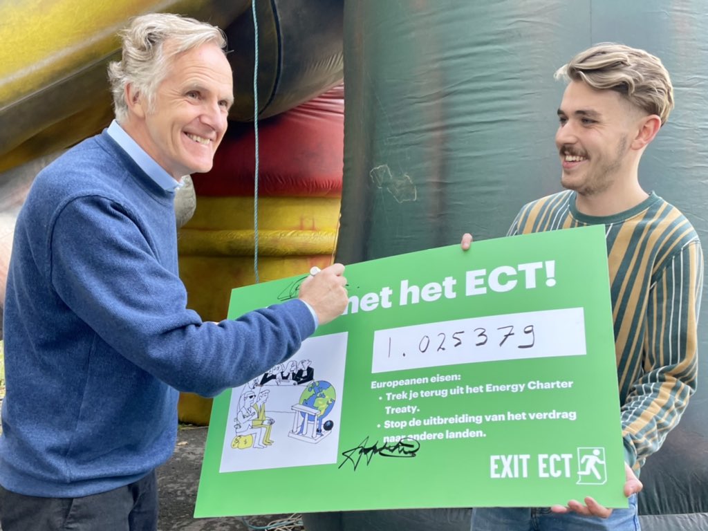 Met het ECT-verdrag in de hand kunnen vervuilende multinationals de Nederlandse staat aanklagen voor miljarden euro’s bij het nemen van klimaatmaatregelen. 🏭

Nederland moet dit fossiele verdrag uit de vorige eeuw NU opzeggen! ✋

#StopECT